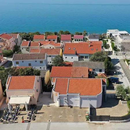 Andela Apartment Petrcane