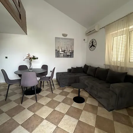 Andela Apartment Petrcane