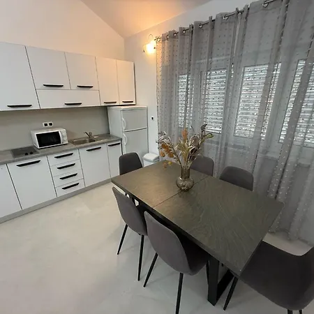 Andela Apartment Petrcane