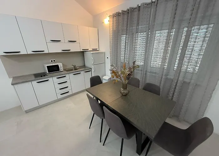 Andela Apartment Petrcane